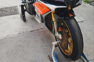 Aprilia rsv4 solo pista