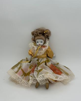 Bambola in porcellana vintage
