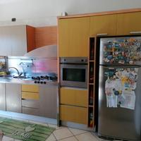 Cucina tavolo sedie frigorifero lavastoviglie