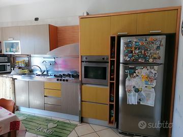 Cucina tavolo sedie frigorifero lavastoviglie