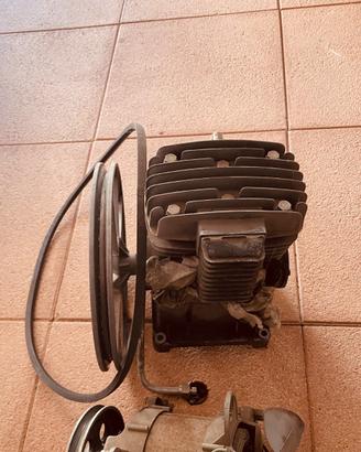 Gruppo pompante con motore e base di supporto  per