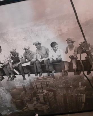 Undici lavoratori sospesi su una trave