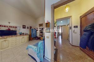 AMPIO APPARTAMENTO DA RISTRUTTURARE IN VANCHIGLIA