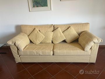 Divani: coppia di divani di cui un divano letto