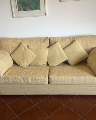 Divani: coppia di divani di cui un divano letto