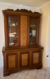Vetrina/credenza in legno intagliato