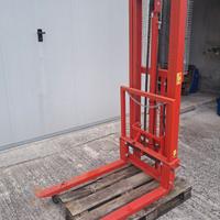 Sollevatore per trattore agricolo