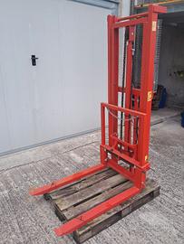 Sollevatore per trattore agricolo