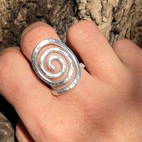 Anello donna grande a spirale in alluminio