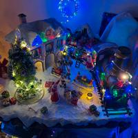 Villaggio di natale con treno e luci