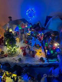 Villaggio di natale con treno e luci