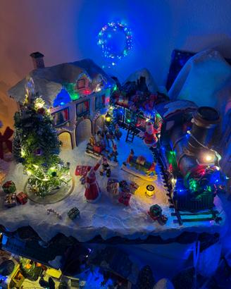 Villaggio di natale con treno e luci