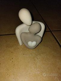 scultura abbraccio  ilary queen