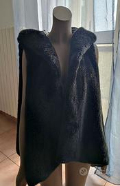 Pelliccia sintetica smanicata con cappuccio