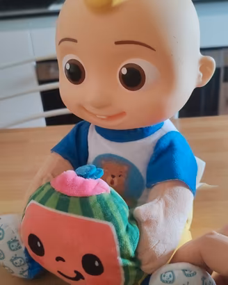 Peluche interattivo Cocomelon  JJ