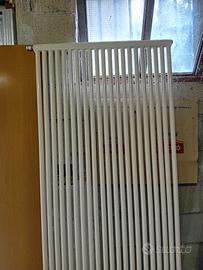 radiatore in acciaio di colore bianco 