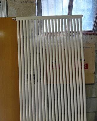 radiatore in acciaio di colore bianco 