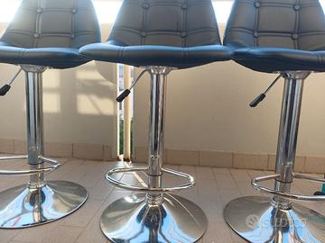 tre sgabelli stile bar