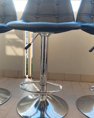 tre sgabelli stile bar