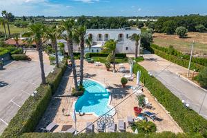 Storico casale con piscina