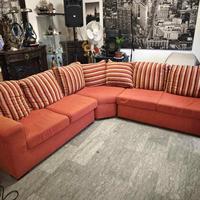 Divano doppio in tessuto rosso con cuscini