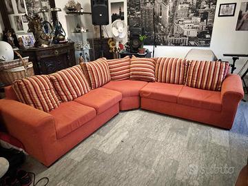 Divano doppio in tessuto rosso con cuscini