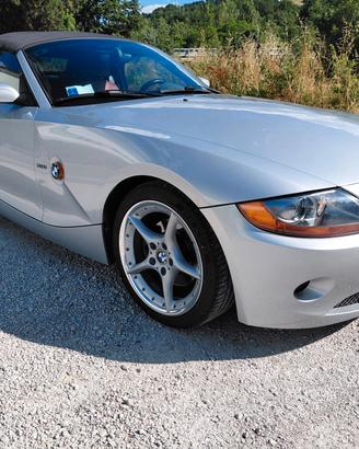 BMW Z4 3.0 E85 del 2003 ASI, CRS e interni rossi 