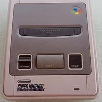 SNES con un controller e due giochi