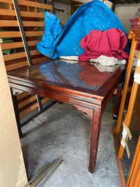 Tavolo in legno scuro con top in vetro
