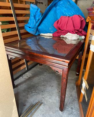 Tavolo in legno scuro con top in vetro