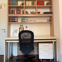 scrivania con libreria