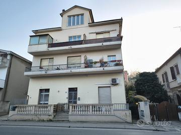 Ampio appartamento vista mare