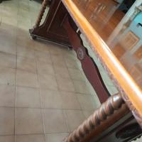 Tavolo in legno con  Qualche graffio dovuto al tem