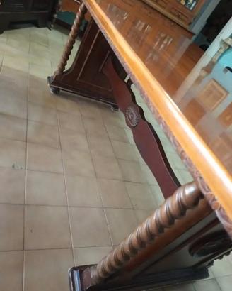 Tavolo in legno con  Qualche graffio dovuto al tem