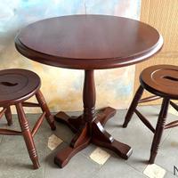 Tavolino e due sgabelli in legno massello