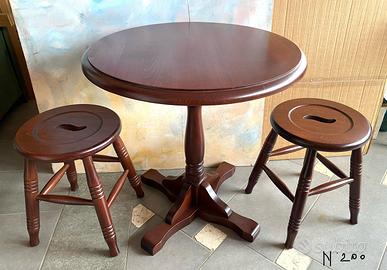 Tavolino e due sgabelli in legno massello