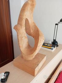 Scultura in legno e quadro 