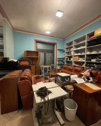 Mobili, quadri, pianoforte, lampade, salotti, sedi
