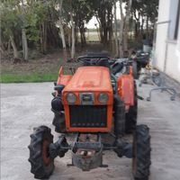 Trattore Kubota B7001 con carrello e accessori
