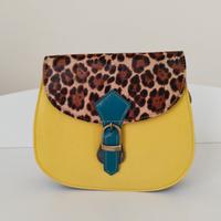 Borsa in pelle con dettaglio animalier.