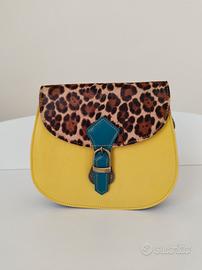 Borsa in pelle con dettaglio animalier.