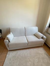 Divano letto pari a nuovo, materasso incelofanato.