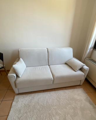 Divano letto pari a nuovo, materasso incelofanato.
