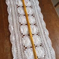 runner bianco all'uncinetto 