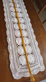 runner bianco all'uncinetto 