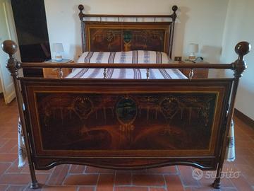 Letto antico più due comodini