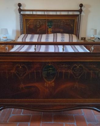 Letto antico più due comodini