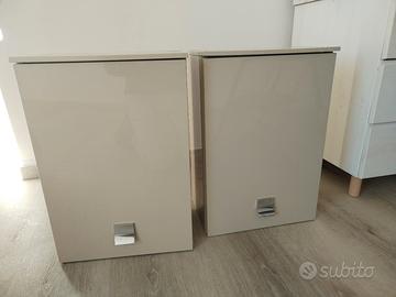 Due mobiletti da parete per il bagno