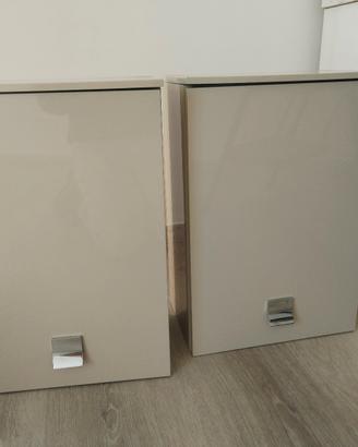 Due mobiletti da parete per il bagno