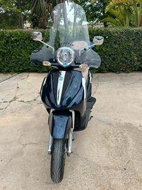 Scooter beverly 250 con parabrezza e bauletto